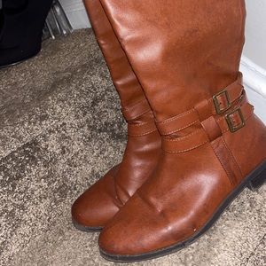 Knee high boots with zip